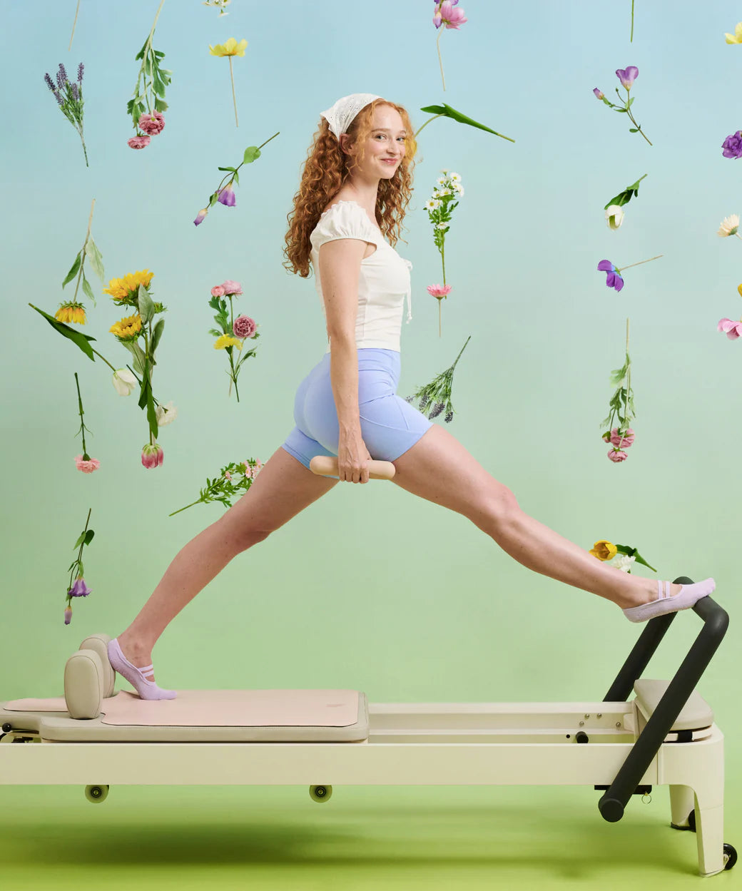Model in Ballet-Pose mit den Socken auf Reformer