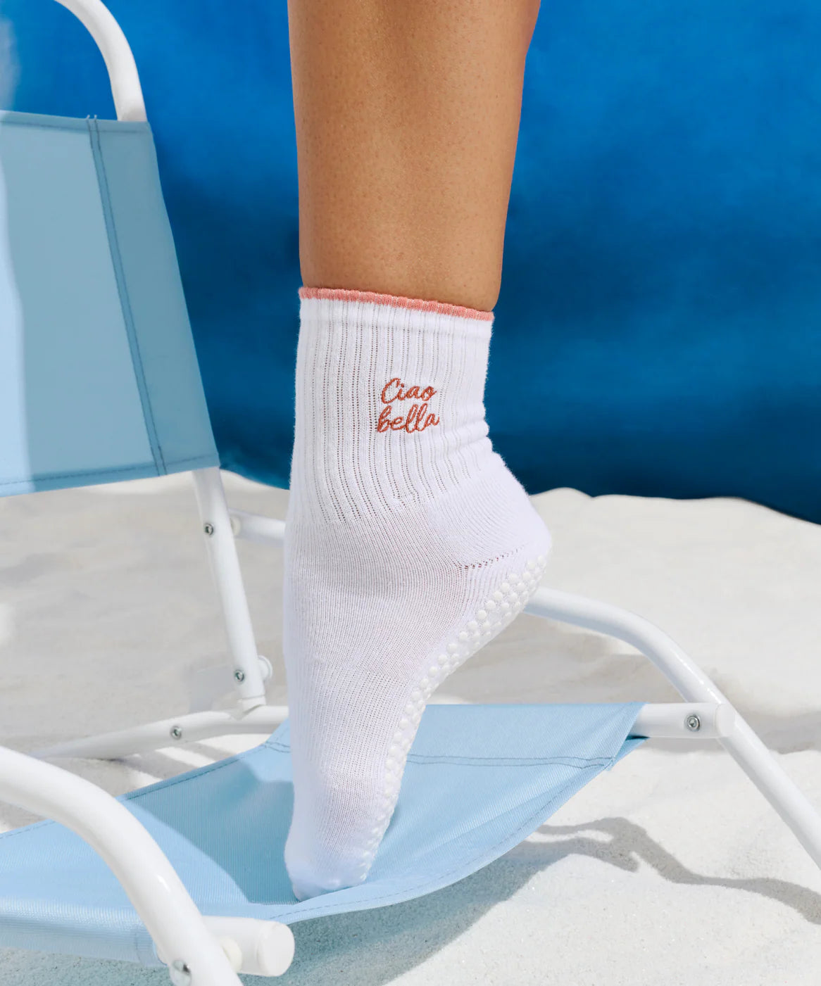 Weiße Crew Sock mit elegantem „Ciao Bella“-Print, flach dargestellt
