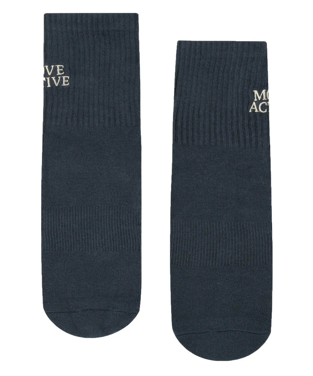 Model trägt Signature Ink Sock bei Reformer-Pilates