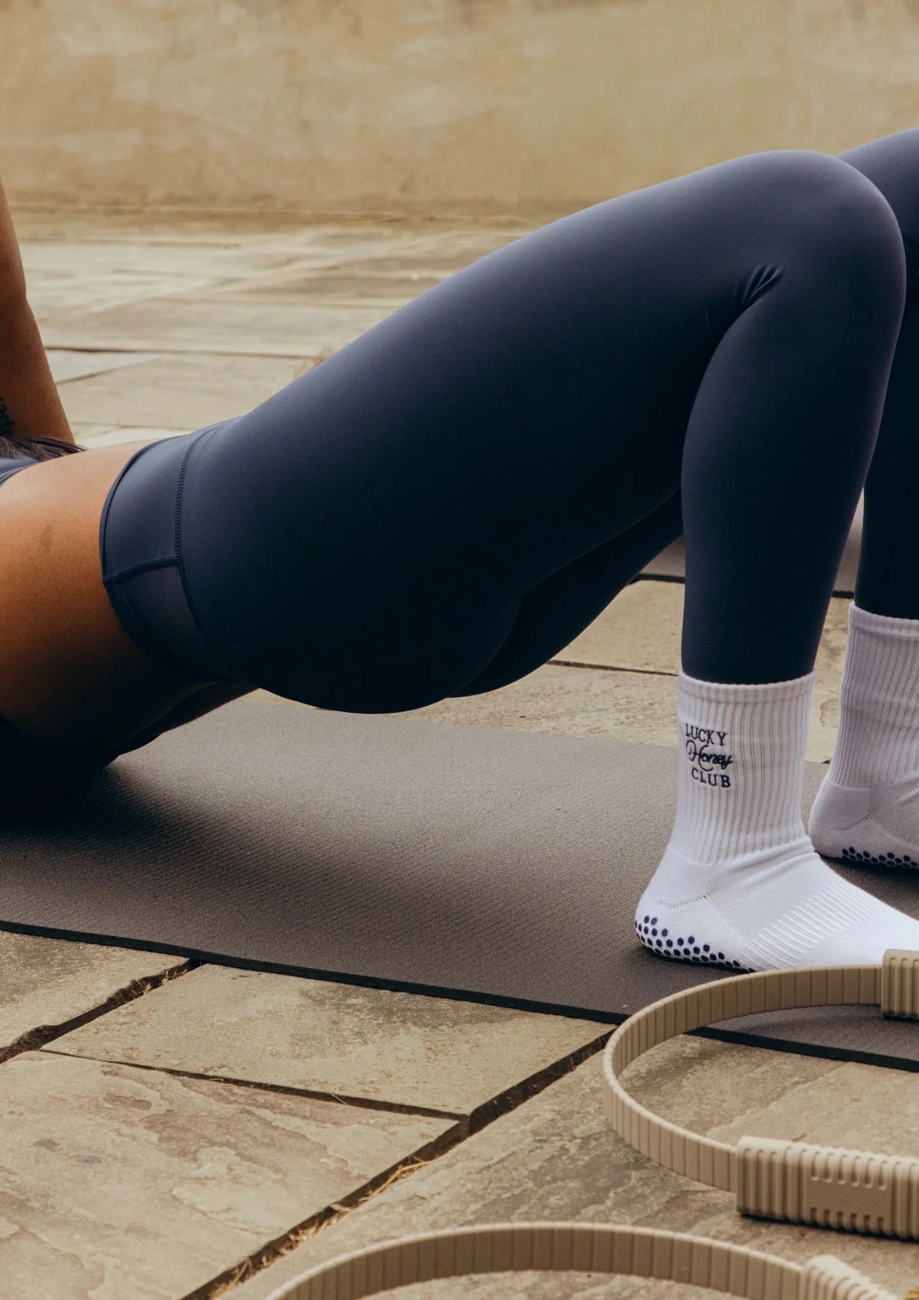 Model trägt die Club Sock in Barre‑Pose