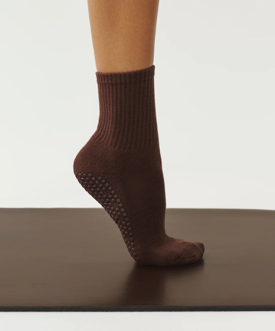 Move Active Crew Grip Sock espresso Model shot