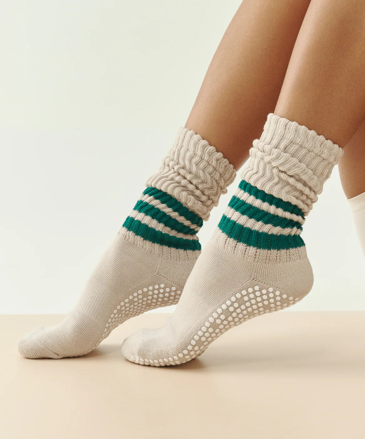 Slouchy Ripp-Socken mit grünem Streifen, locker getragen