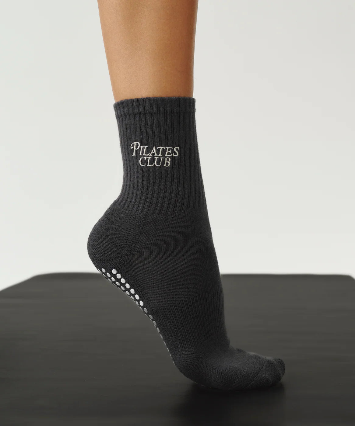 Model trägt die Socken beim Pilates-Training