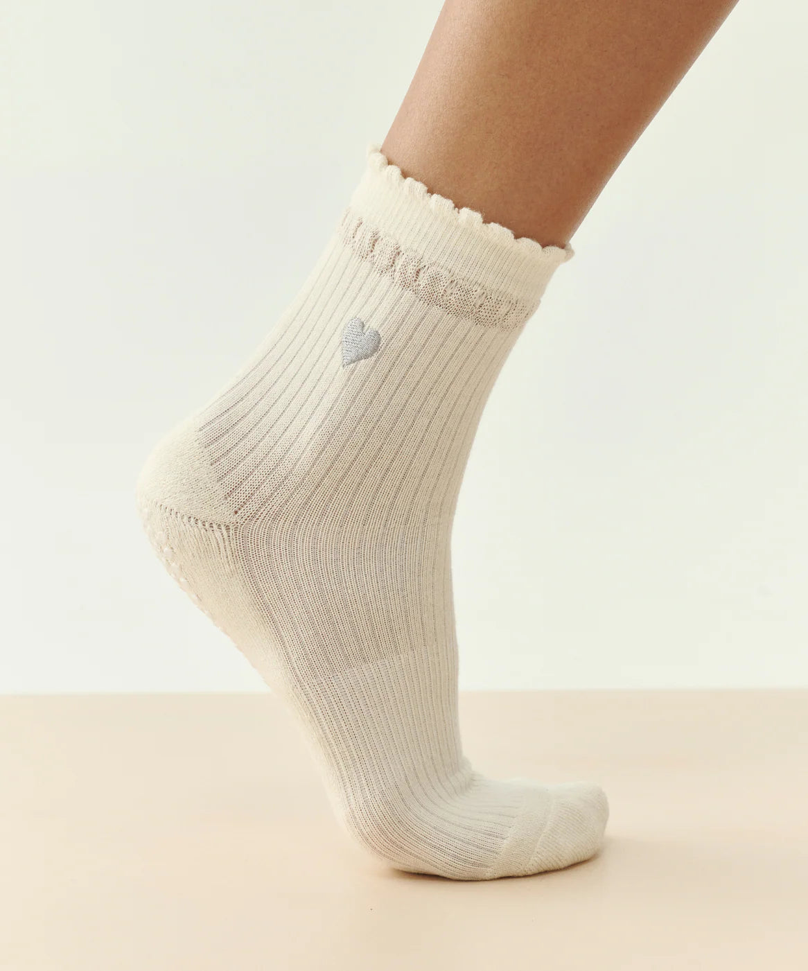 Oatfarbene Ripp-Socke mit grauem Herz und Rüschenkante