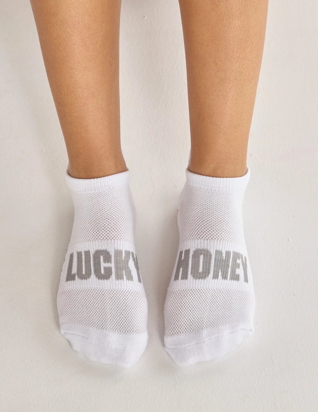 Model trägt die Socke bei Low-Impact Workout