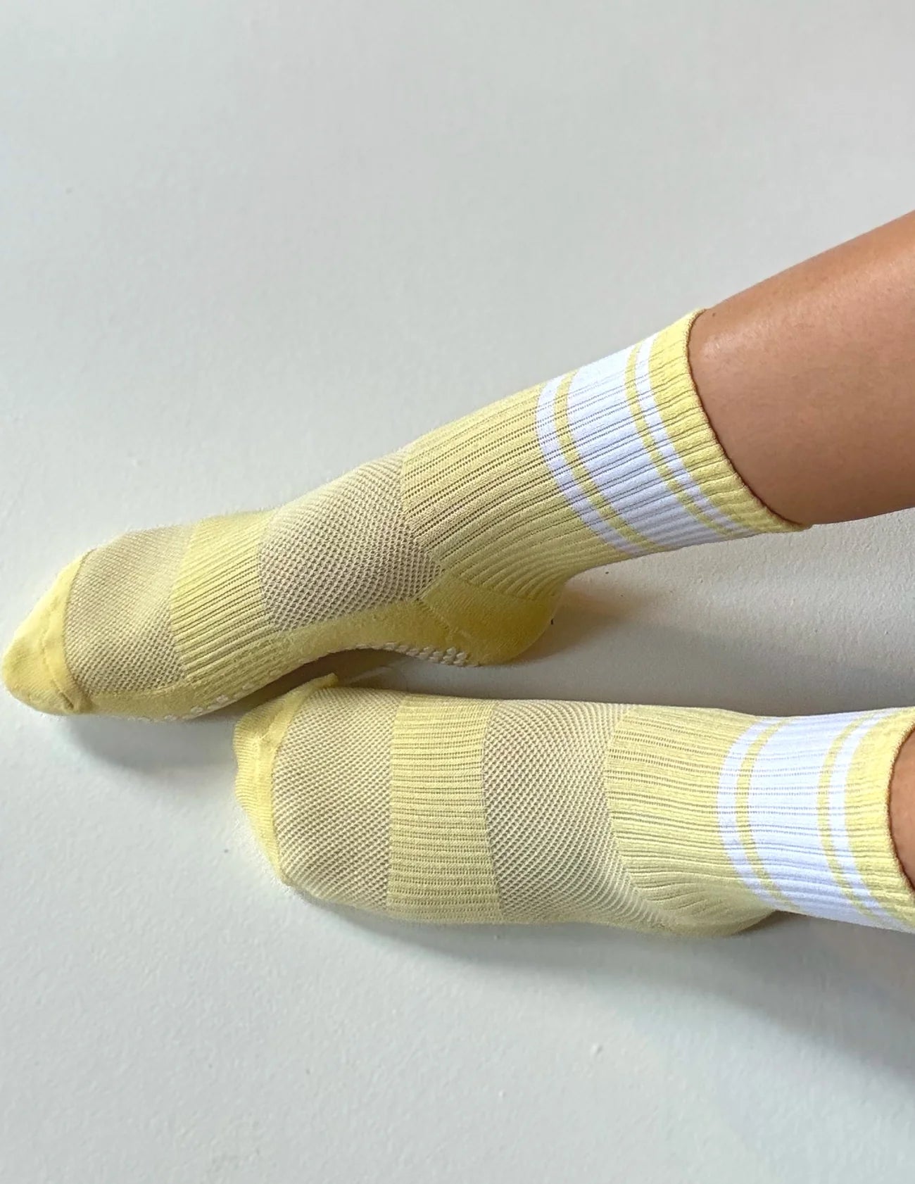 Lucky Honey lemon white crew grip socks für Reformer Pilates