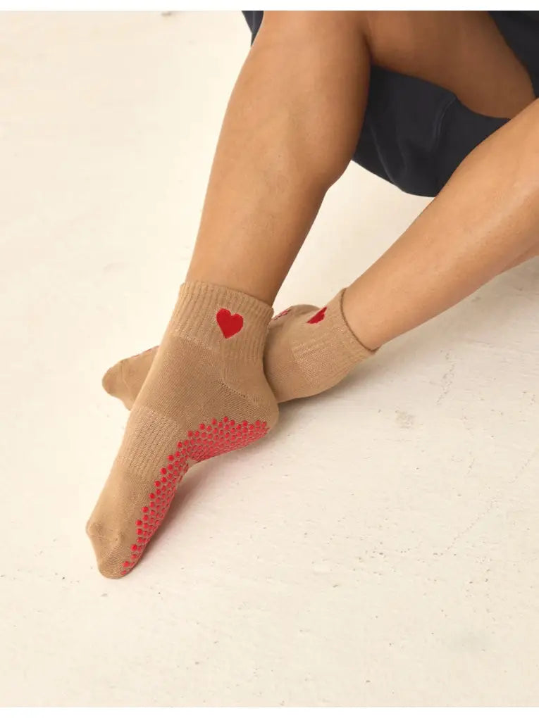Close-up der Harlow Sock Heart auf Pilates-Matte