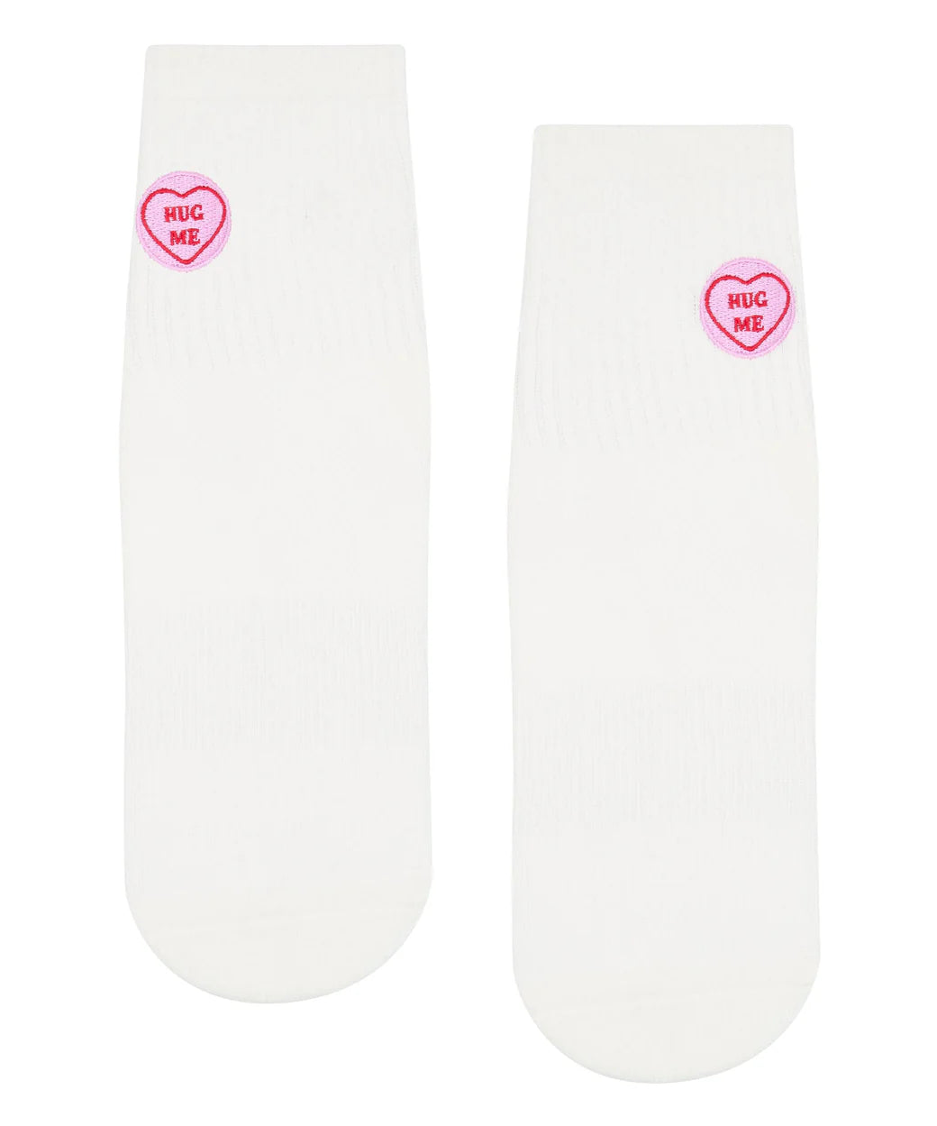 Weiße Crew-Socken mit rosa „Hug Me“-Schriftzug und rutschfester Sohle