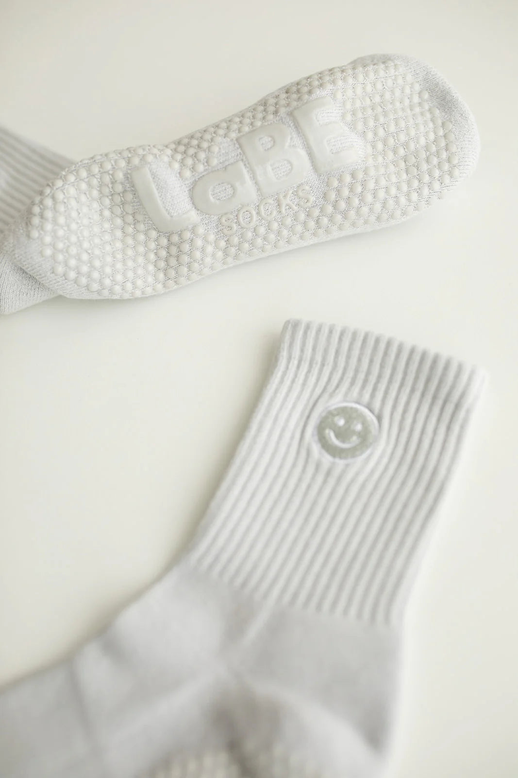 Pilates Socken mit Grip-Noppen und Smiley-Aufnäher – dein perfekter Trainingsbegleiter.