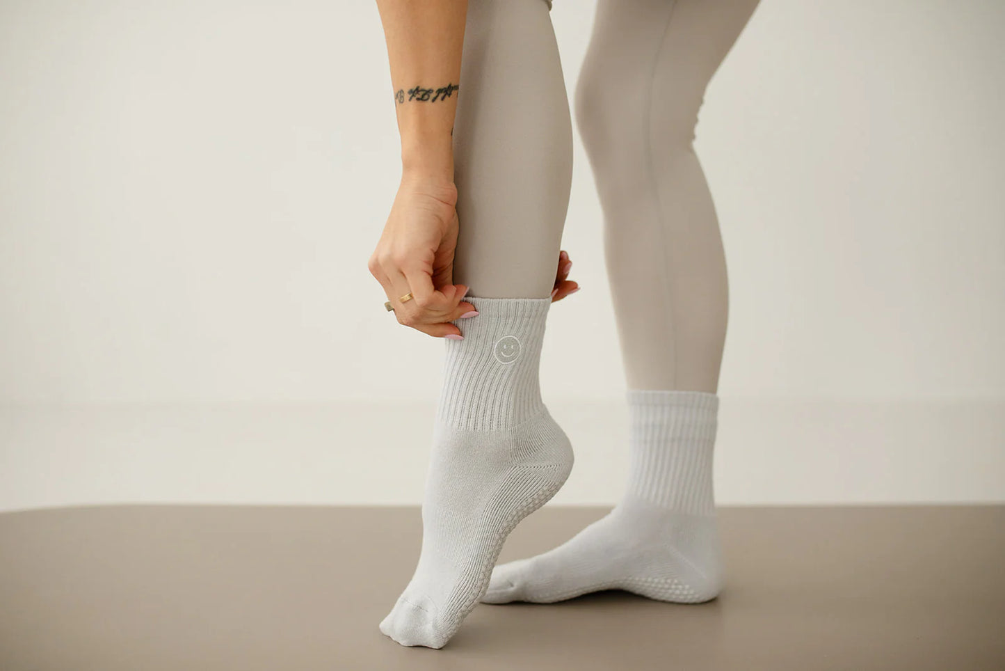 Seitenansicht der Smiley Socken – weiches Material und modernes Design.