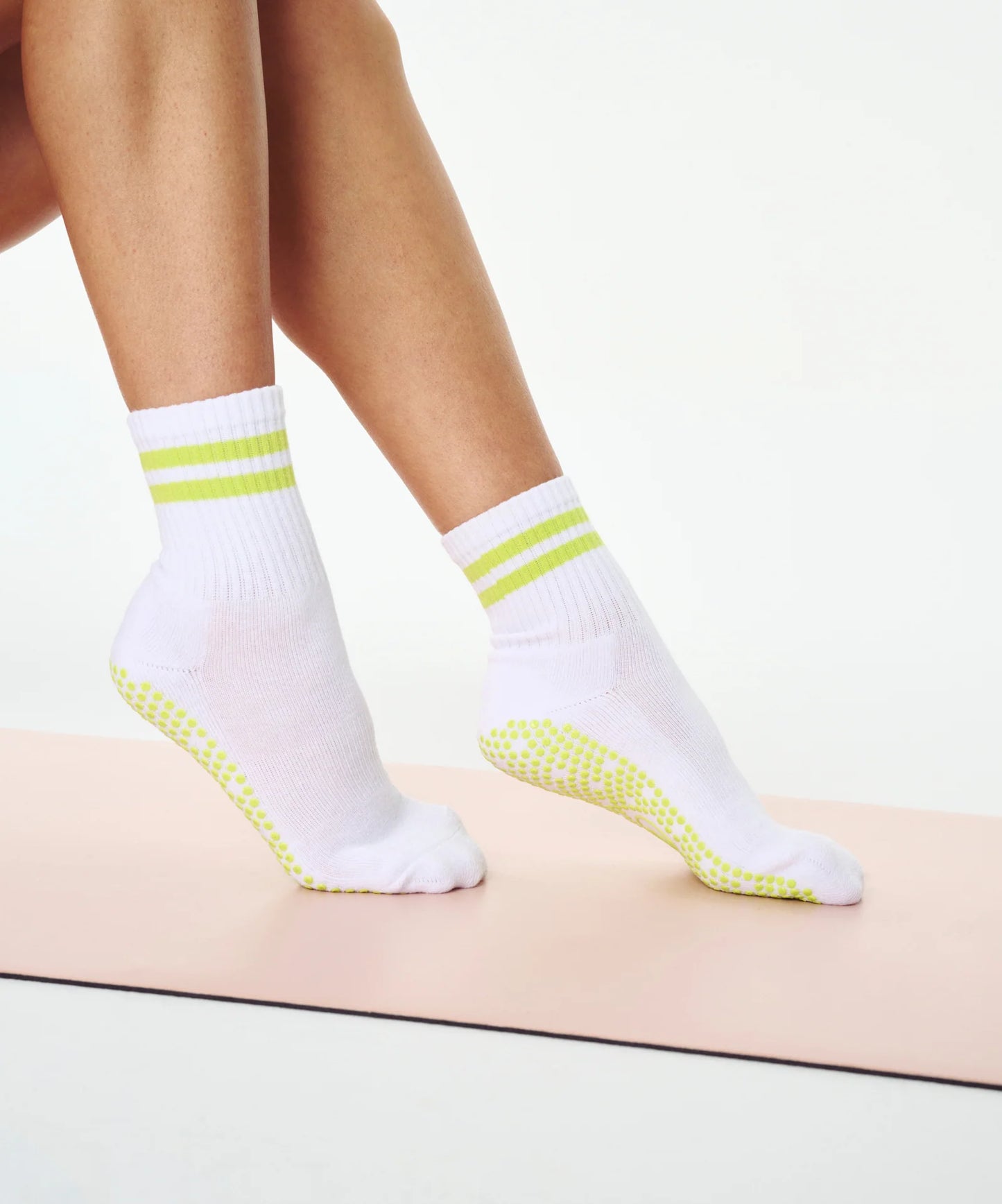 Stylische Grip Socken in Weiß mit Limettendetail – ready fürs Workout