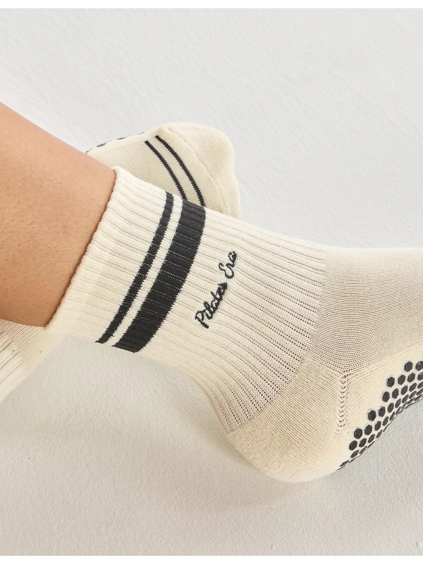 Pilates Era Socken in Schwarz – zusammengerollt mit Verpackung