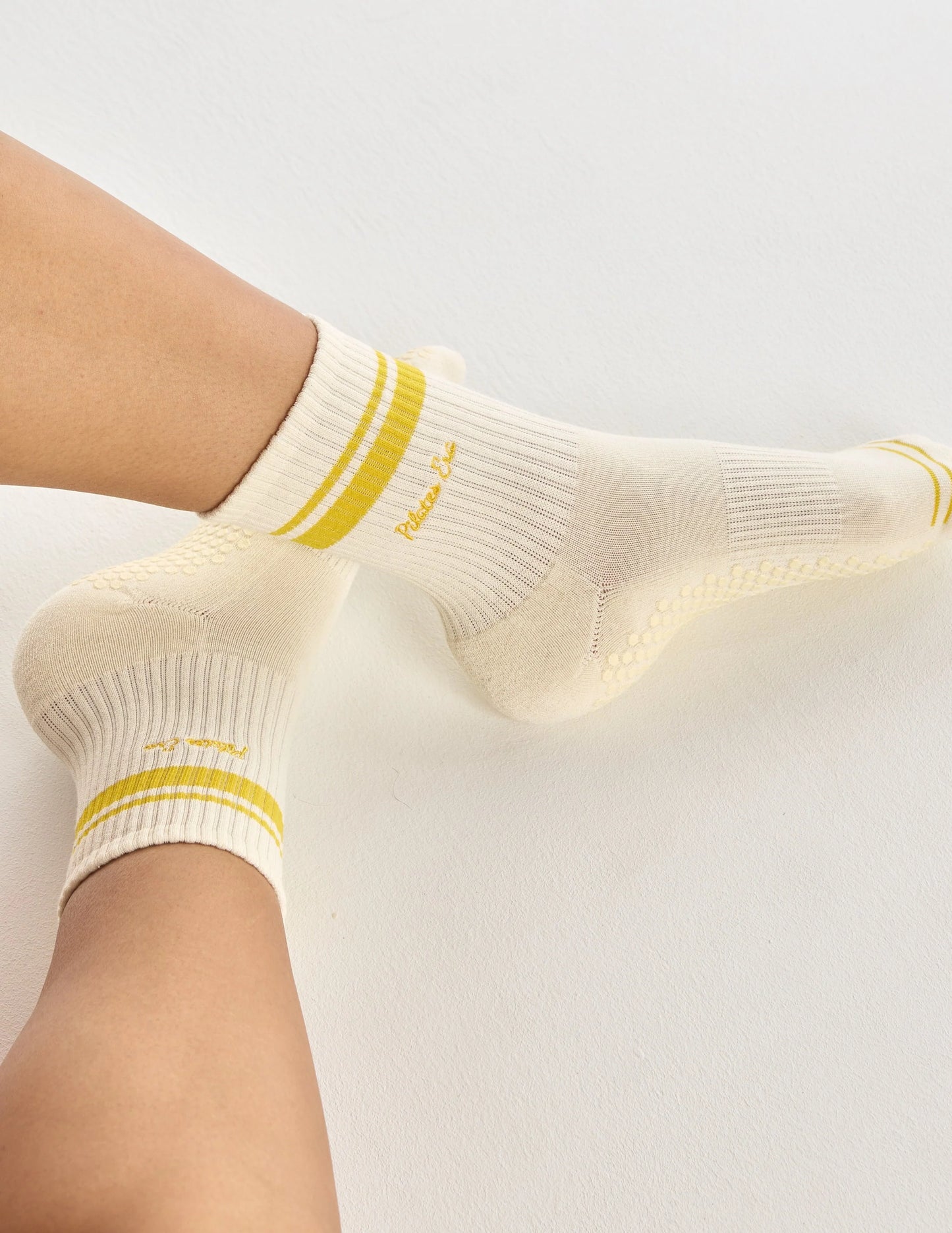 Seitlicher Blick auf die langen gelben Socken in Aktion