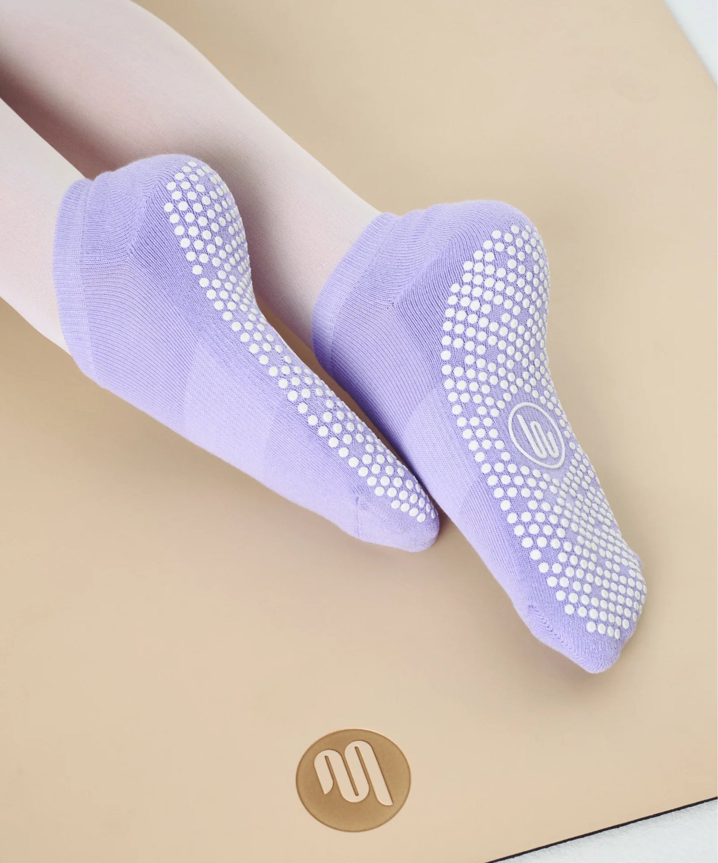 Violette Socken mit rutschfester Unterseite – Gummierung mit Logo