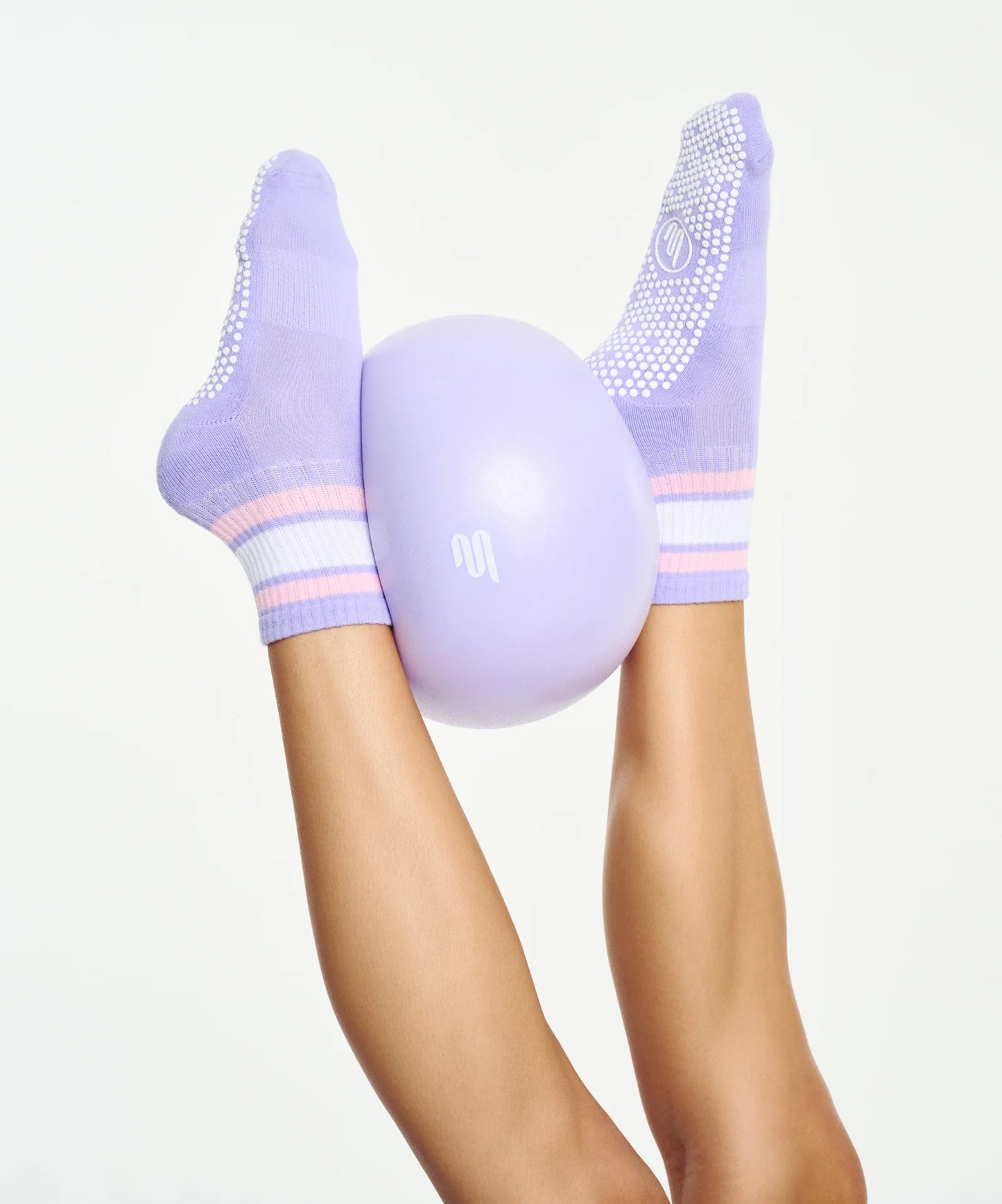 Stylische Purple Rain Stripe Socken am Fuß getragen – Rückansicht