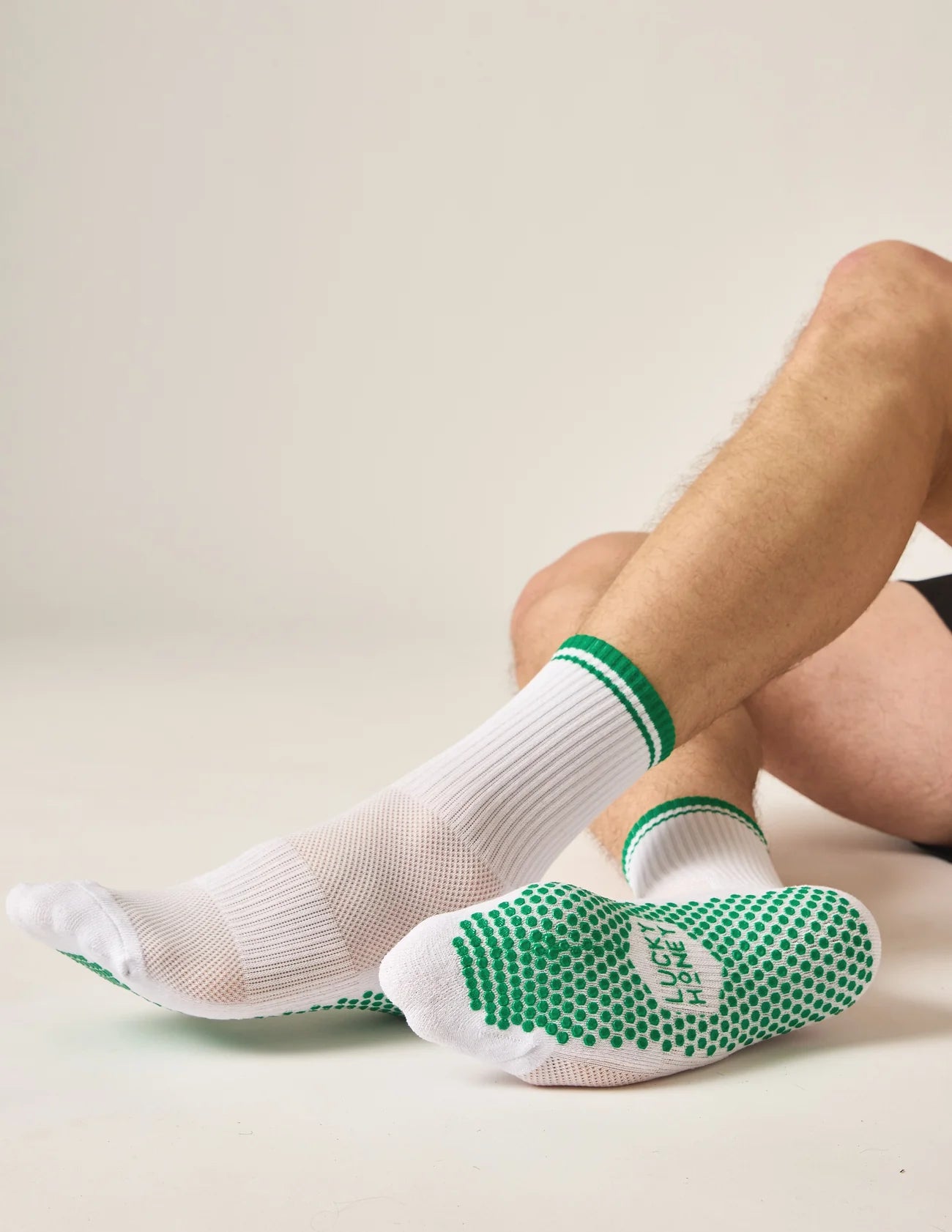 Detailbild der grünen Pilates Socken mit geripptem Schaft