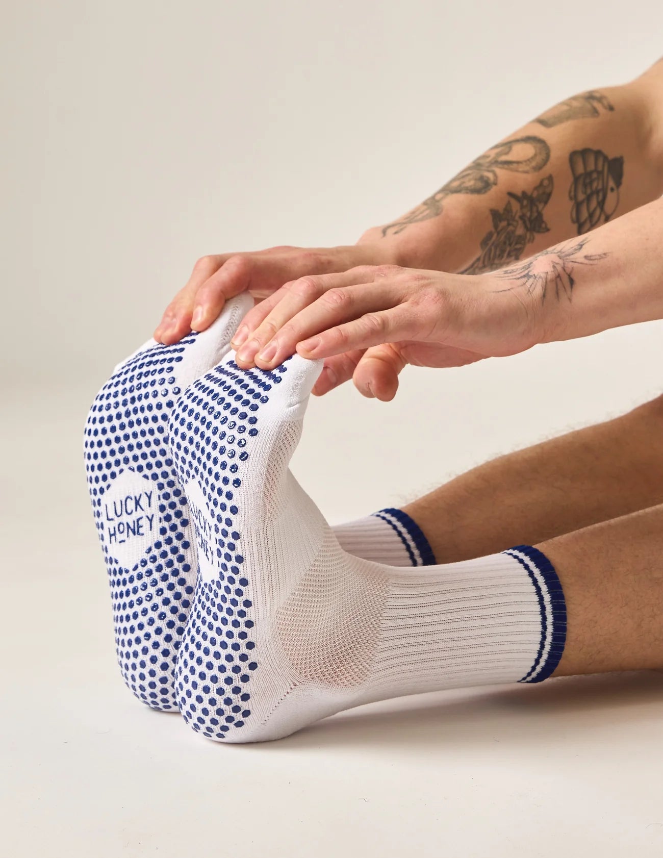 Die Koda Sock in Royal Blue auf einer Pilates Matte – stylisch & funktional