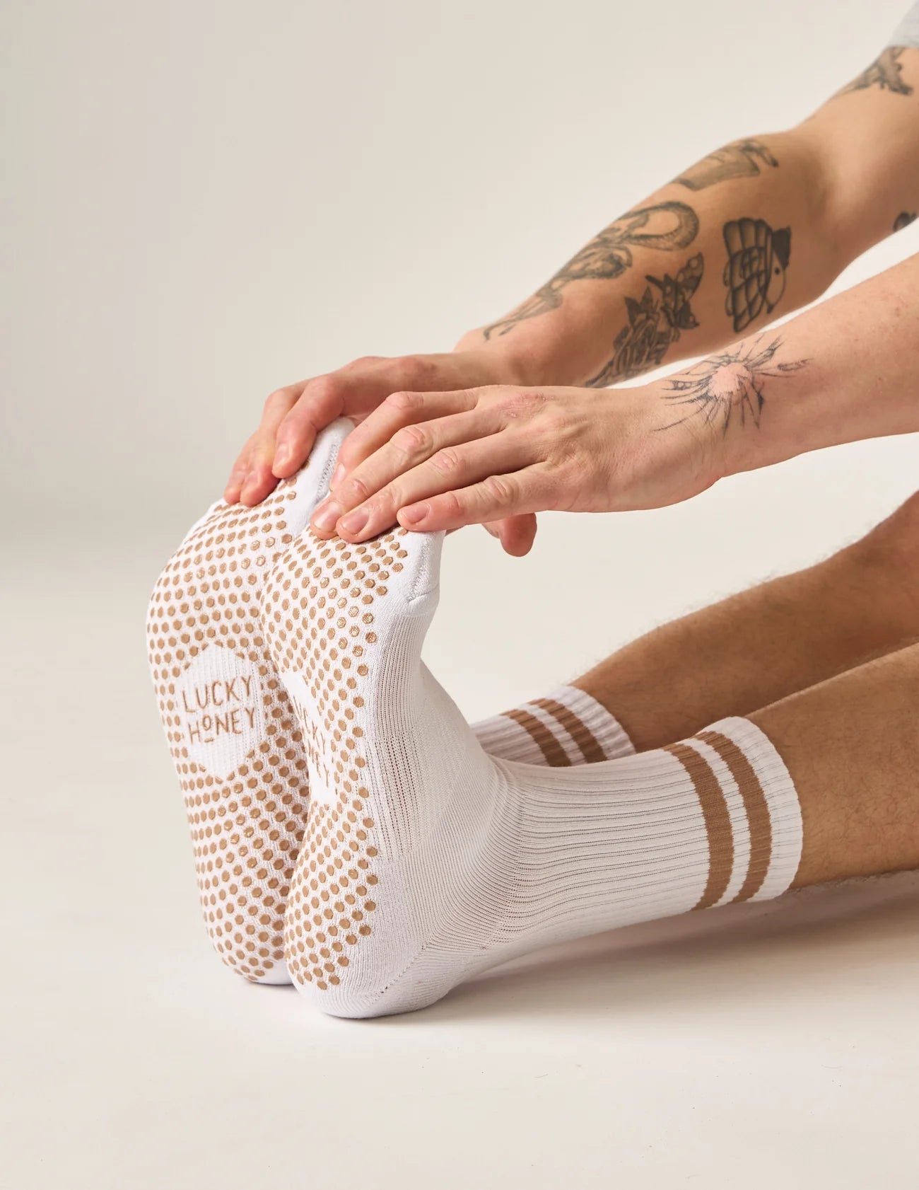 Retro-Style Pilates Socken mit beigen Streifen – perfekt für Workouts & Freizeit