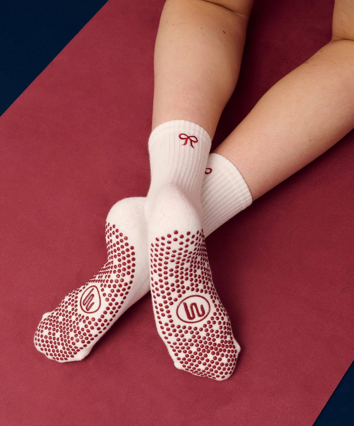 Anti Rutsch Grip Socken weiß | Bordeaux mit schleife