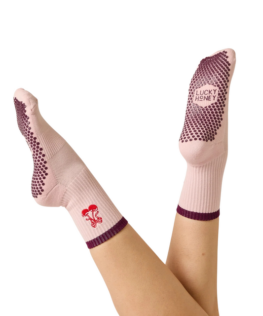 Crew Grip Socken mit roter Schleife – und Kirsche - perfekte Rutschfestigkeit für Pilates