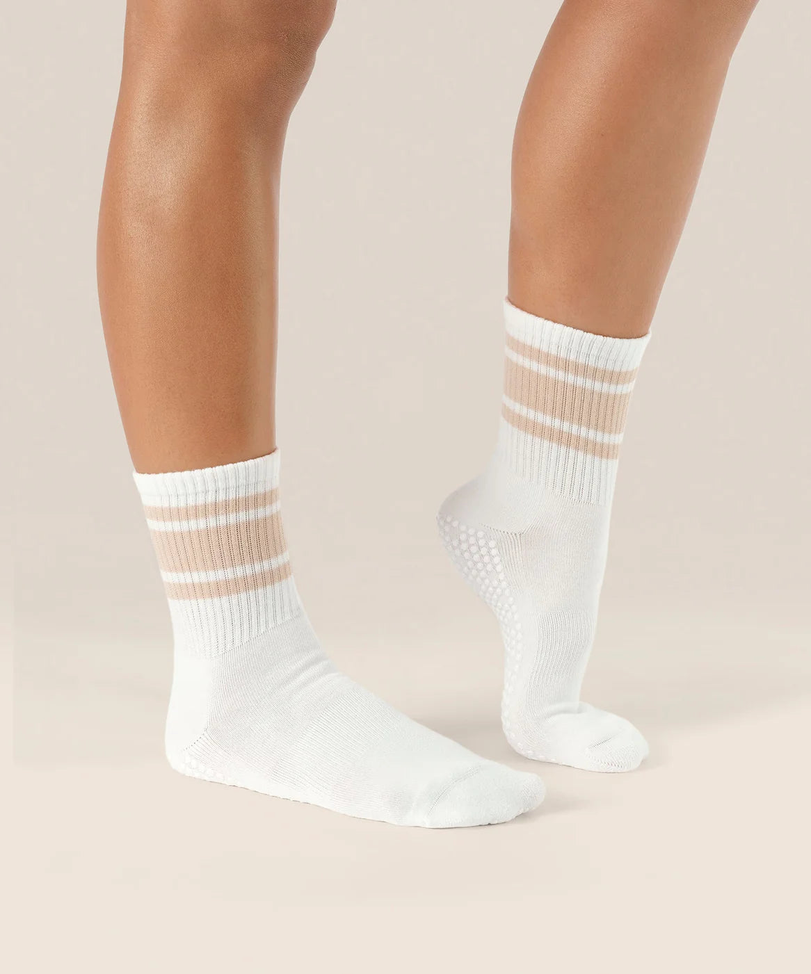 Almond Stripes Grip Socks – Seitenansicht am Fuß