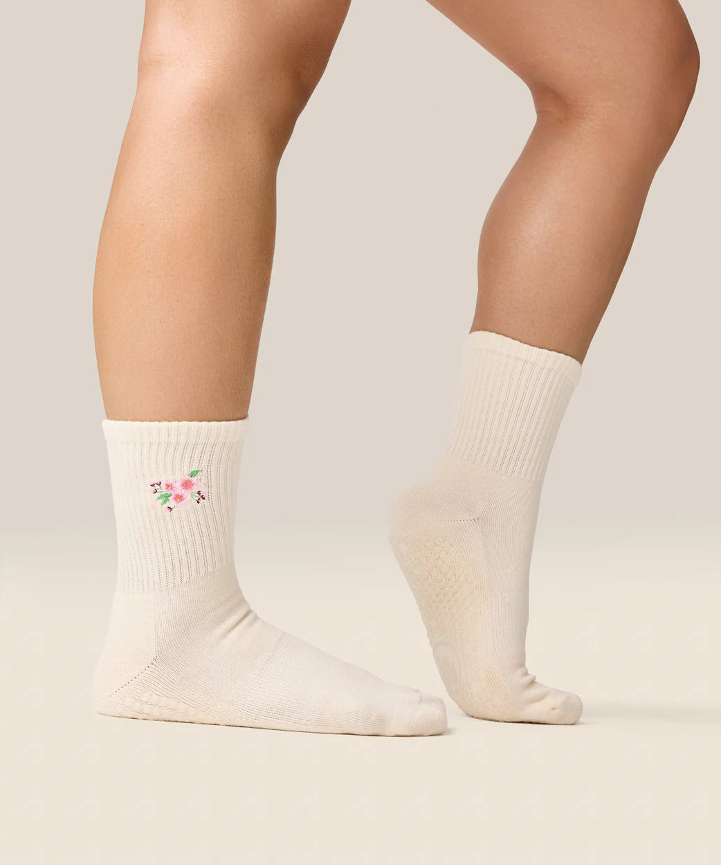 Cherry Blossom Ivory Grip Socks – Seitenansicht am Fuß