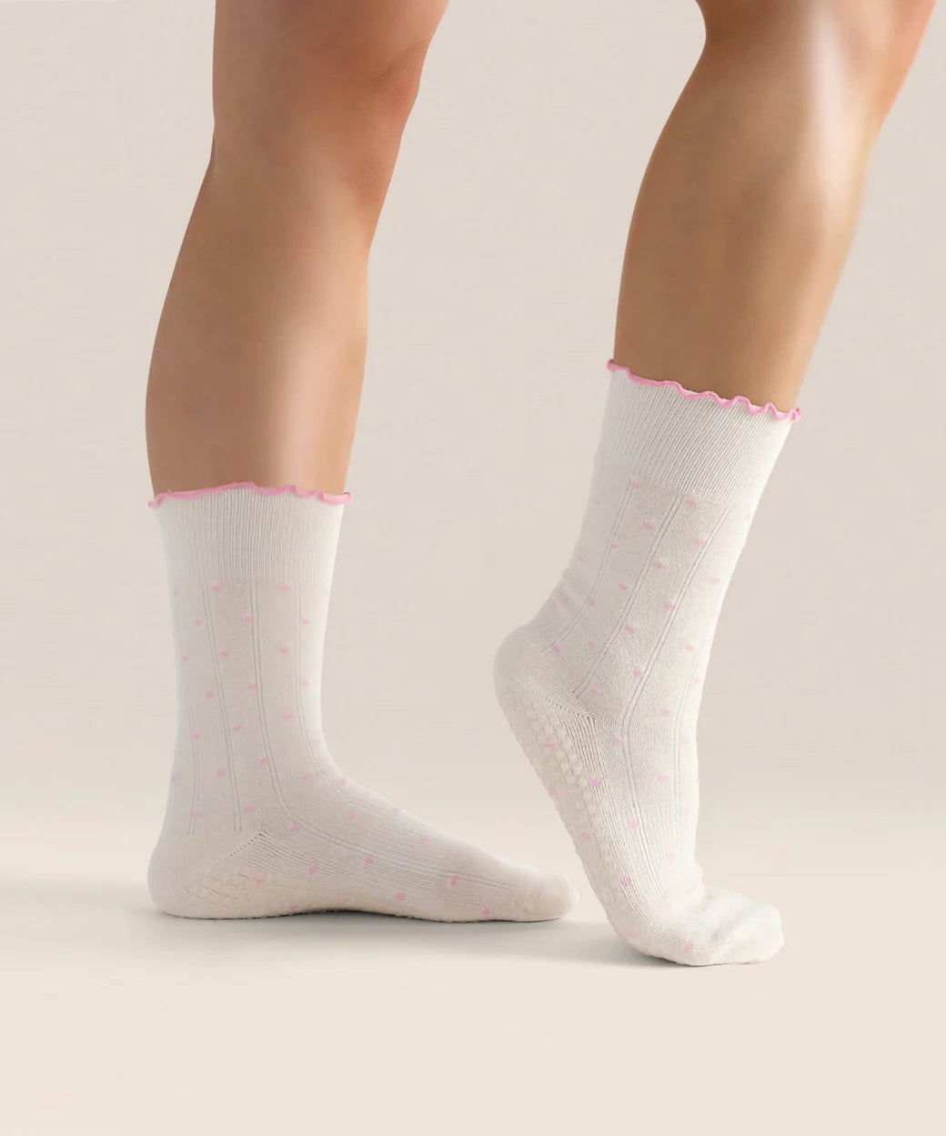 Fondant Spots Grip Socks – Seitenansicht am Fuß