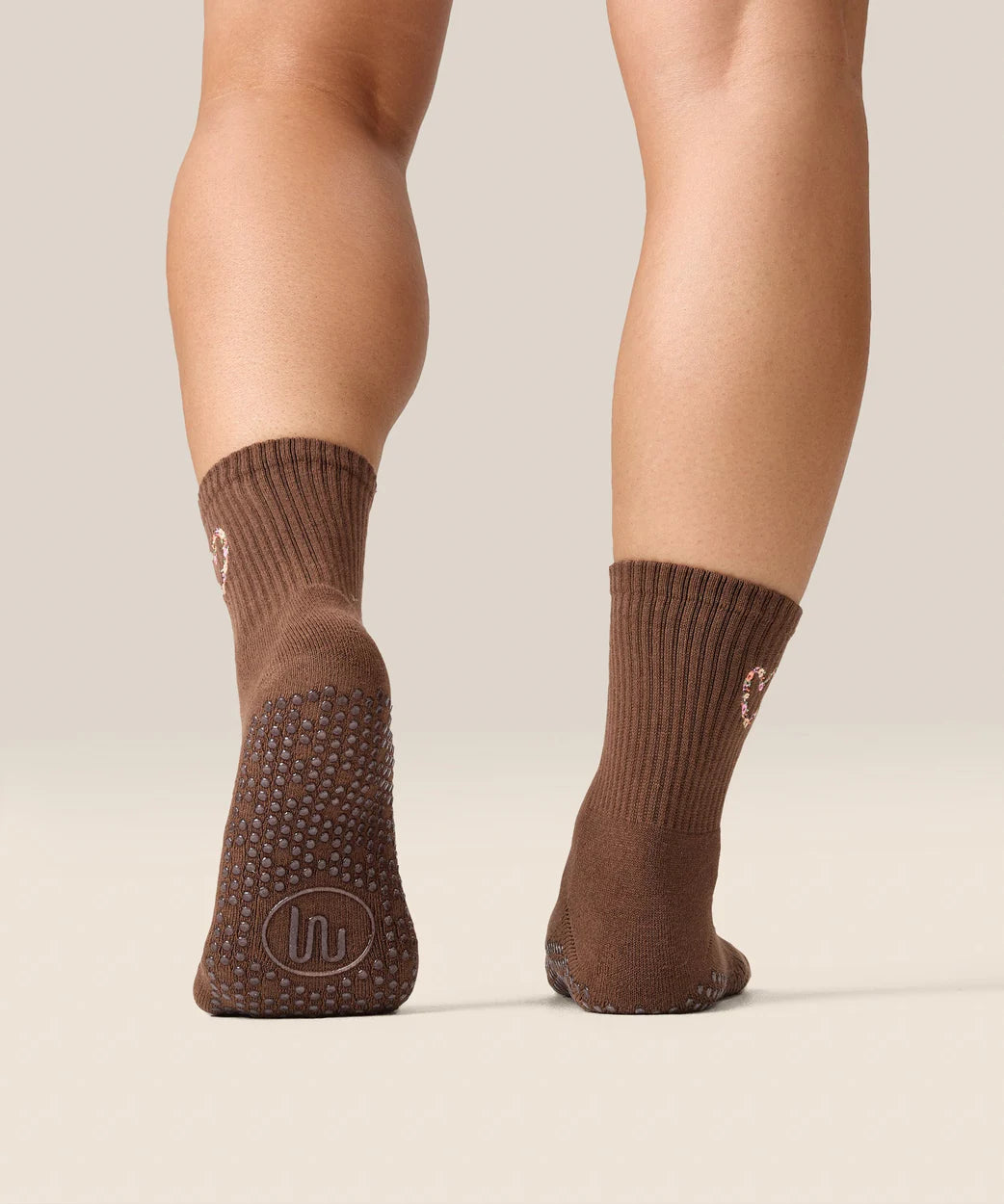 Braune Pilates Crew Socken mit Herz-Vine Design