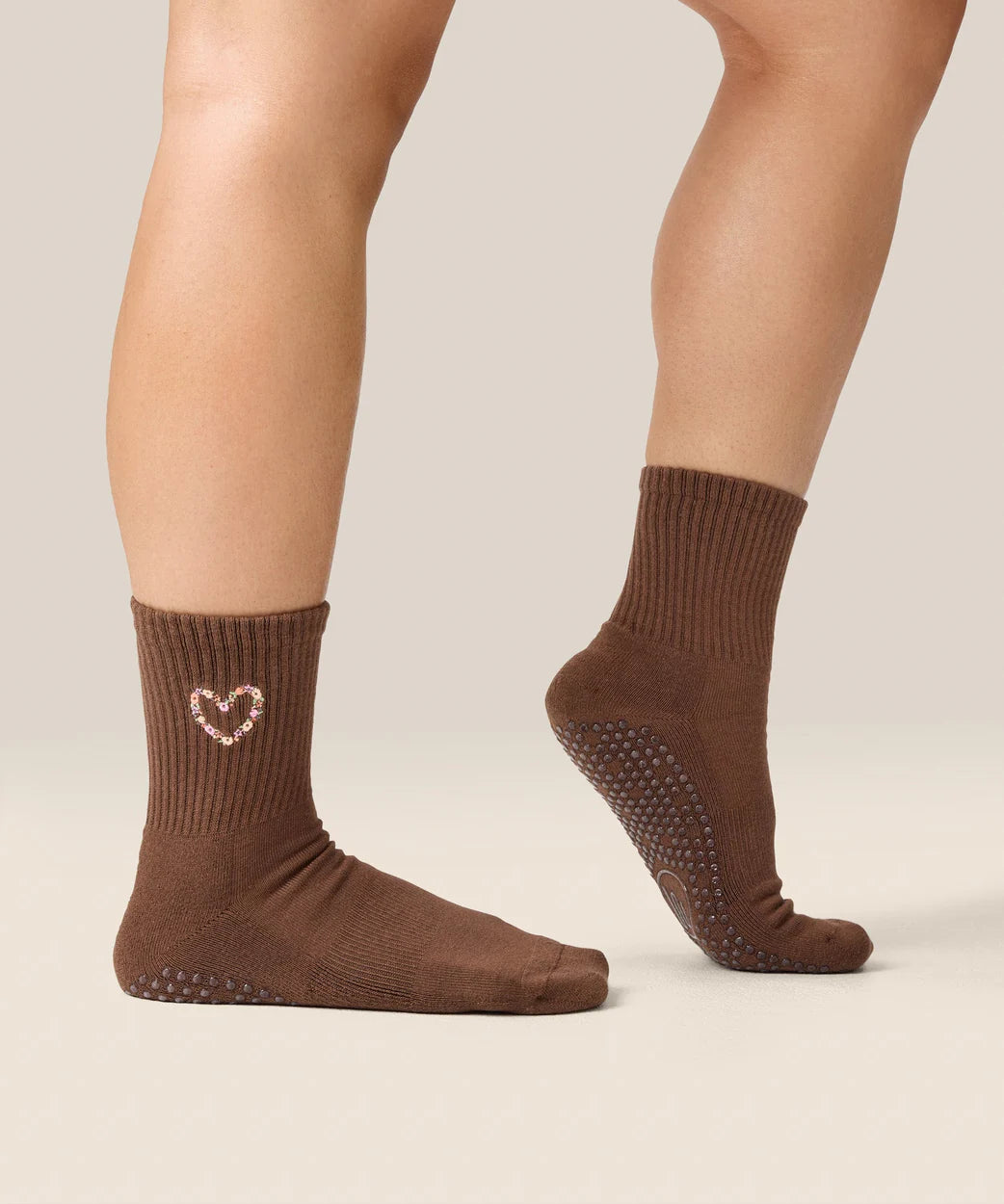 Heart Vine Brown Grip Socks – Seitenansicht am Fuß