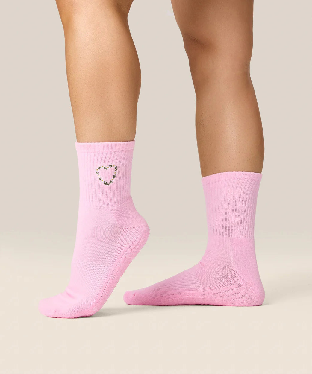 Heart Vine Pink Grip Socks – Seitenansicht am Fuß