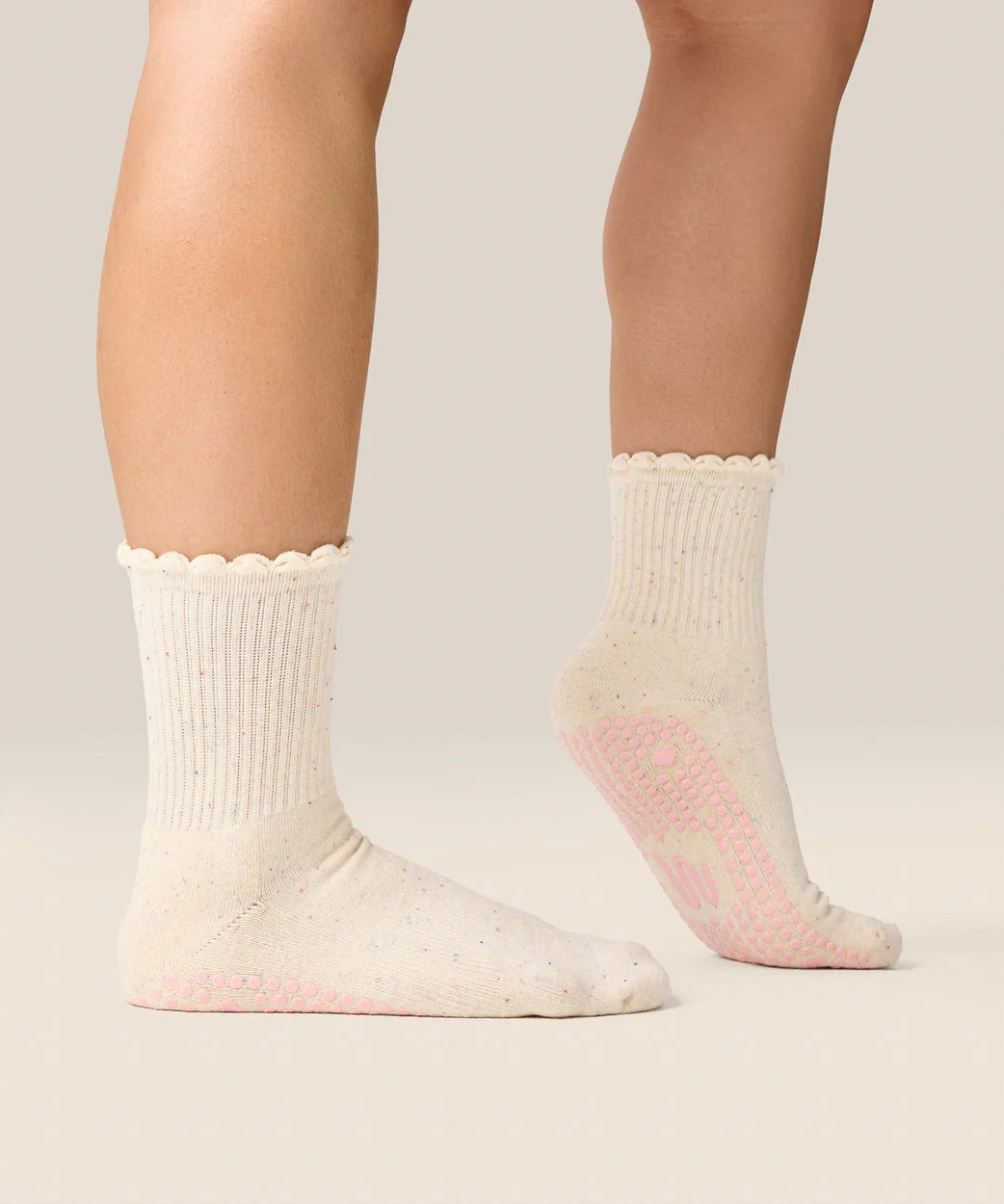 Love Confetti Grip Socks – Seitenansicht am Fuß
