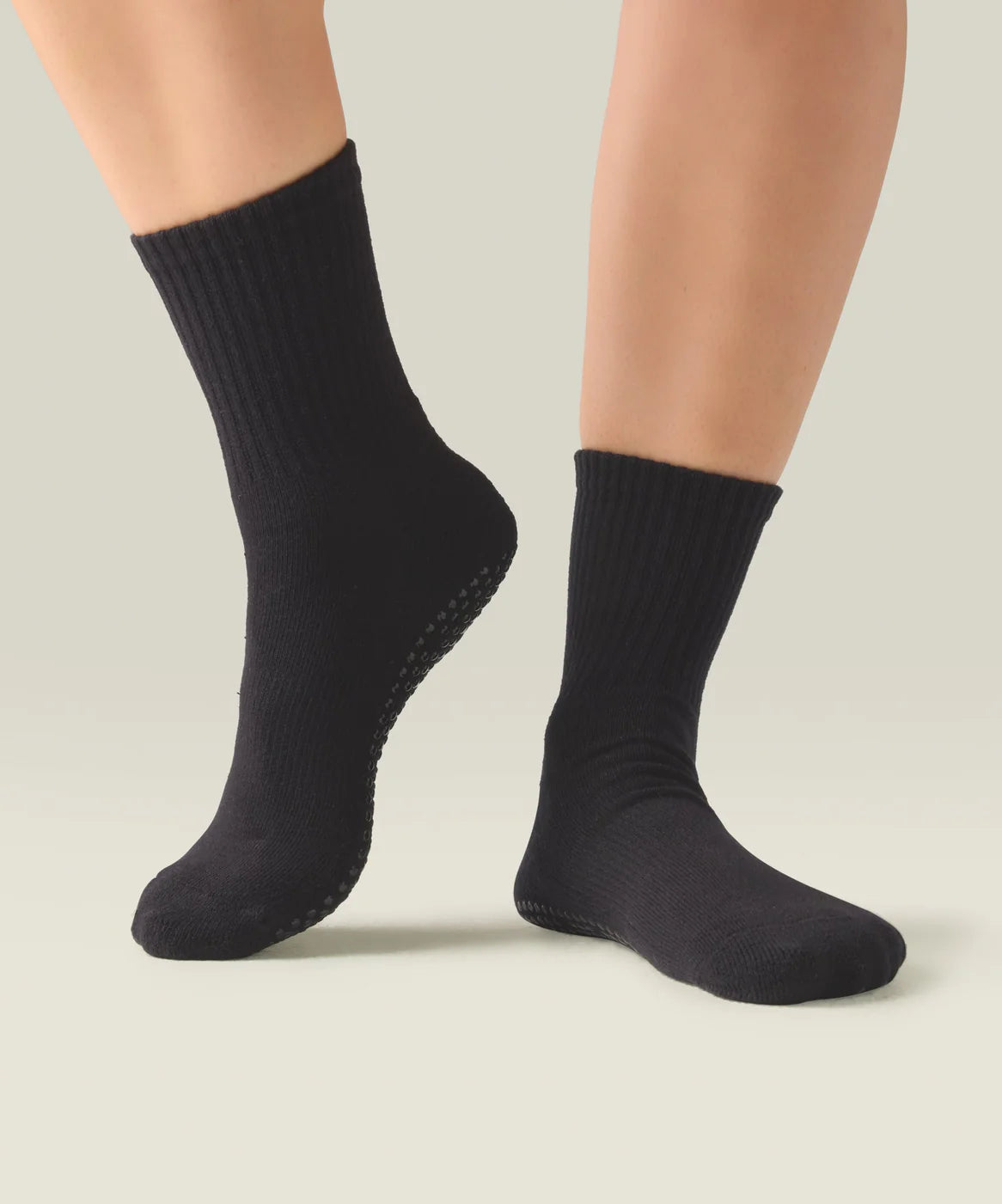 Classic Black Grip Socks – Seitenansicht am Fuß
