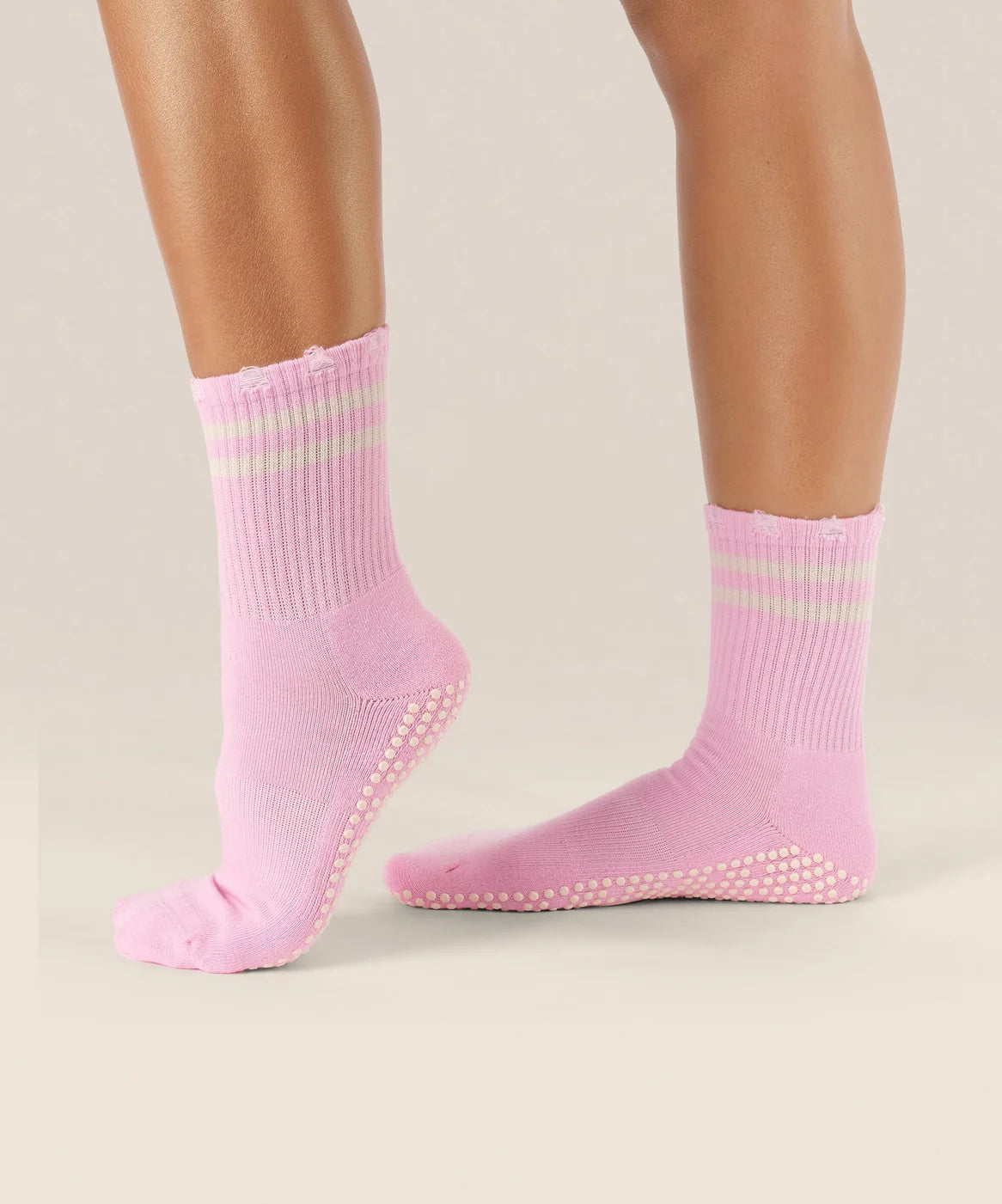 Edgy Cool Pink Grip Socks – Seitenansicht am Fuß