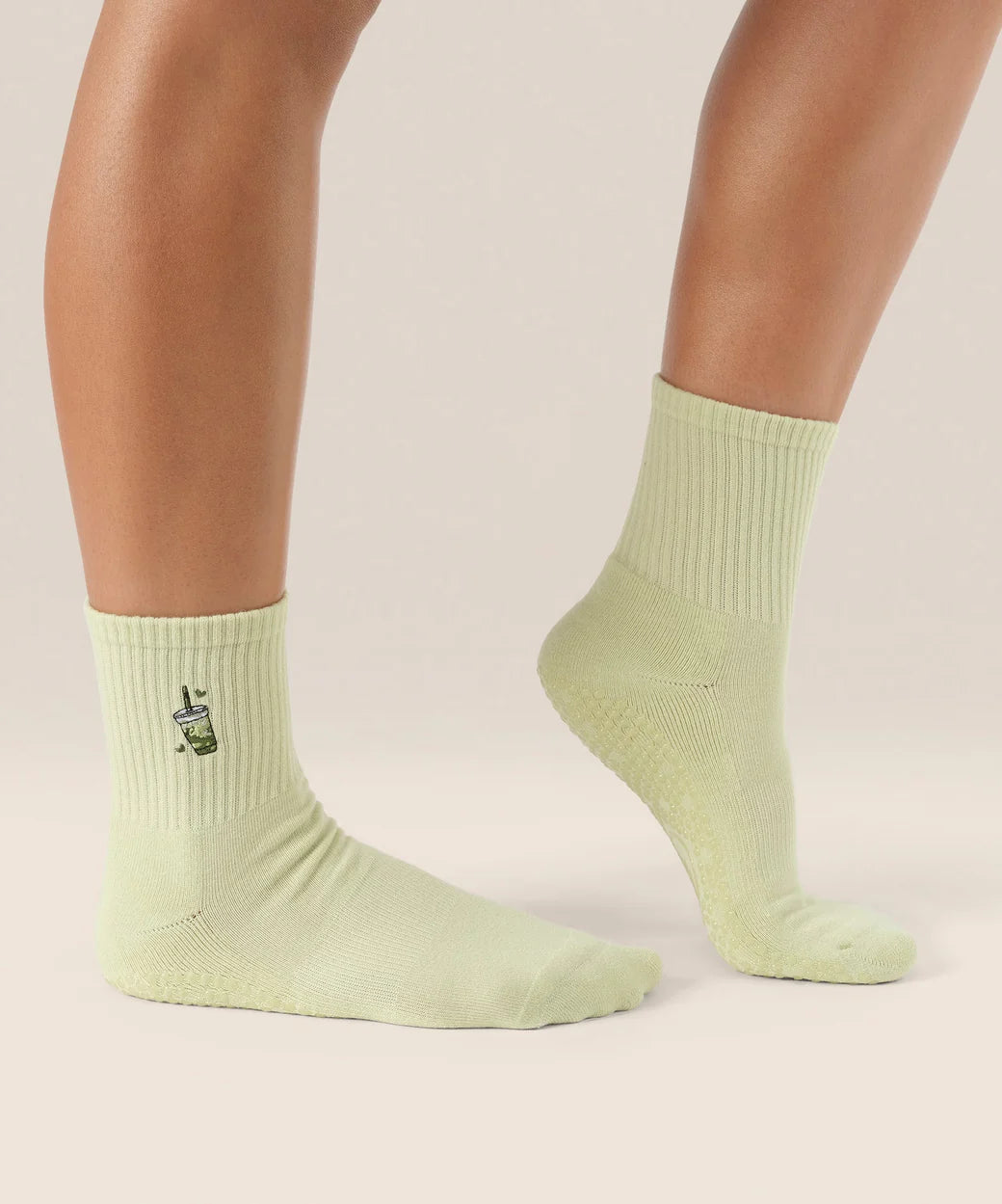 MoveActive Matcha Lover Grip Socks in Pastellgrün – Seitenansicht