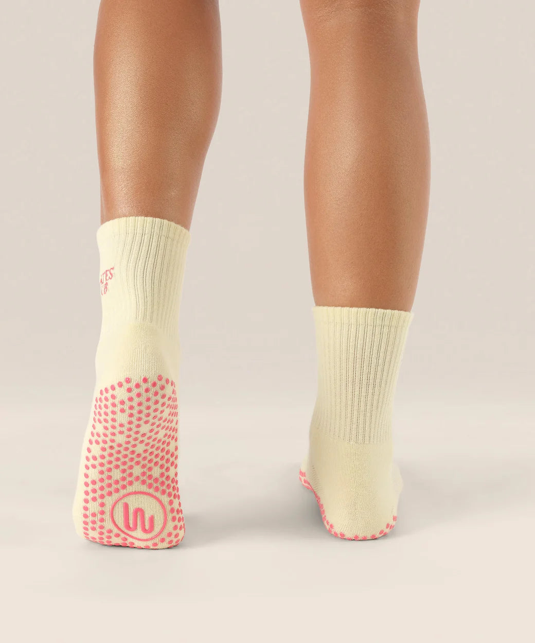 butter yellow Pilates Crew Socken mit Club Design
