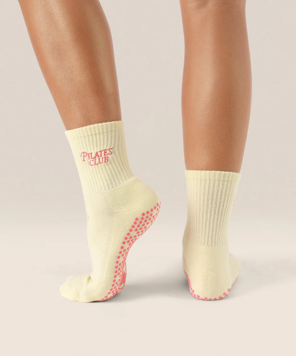 Pilates Club Yellow Grip Socks – Seitenansicht am Fuß