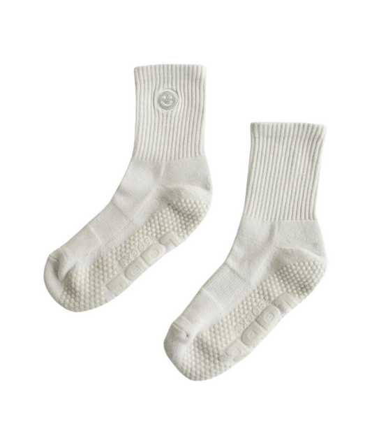 Graue Grip Socken mit Smiley auf dem Spann – bring gute Laune in dein Workout