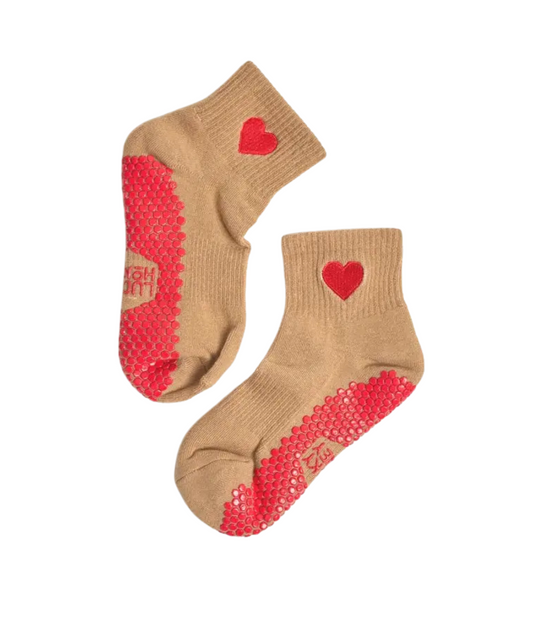 Rote Herz-Stickerei auf beiger Grip Socke von Lucky Honey