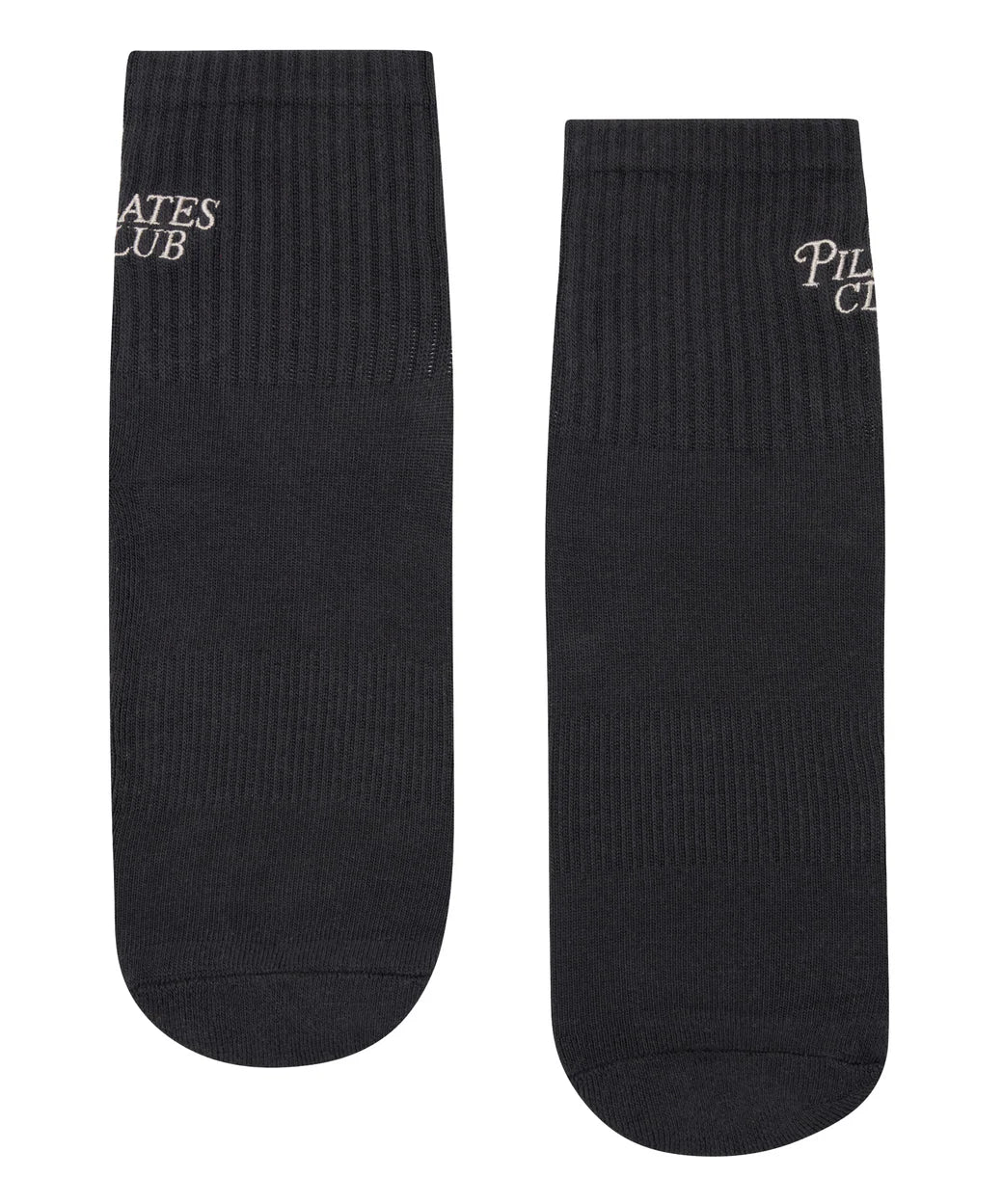 Seitenansicht der Socken mit "Pilates Club"-Schriftzug sichtbar
