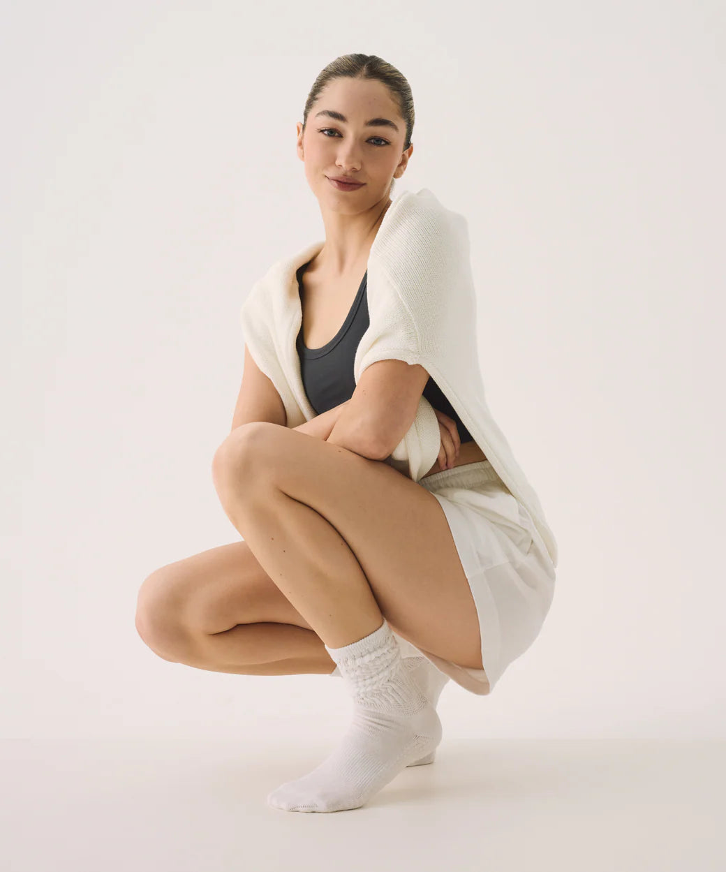 Scrunch Grip Socks Ivory – Seitenansicht am Fuß