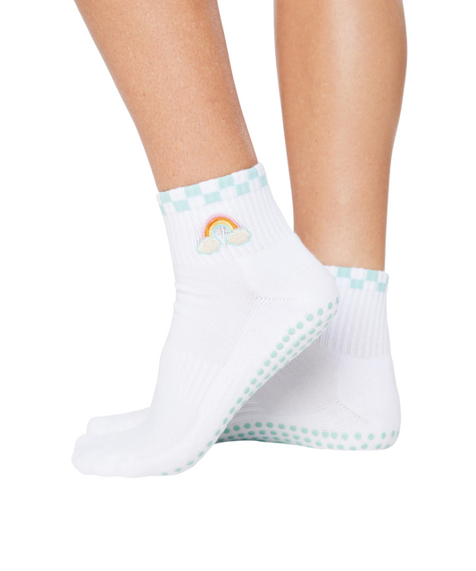 Rainbow Grip Socks von Souls. mit bunten Sohlen flach ausgelegt.