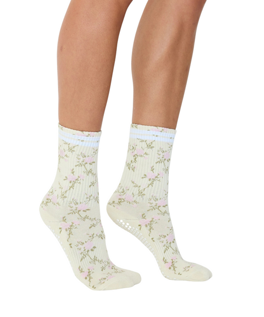 Model trägt Vintage Rose Socken beim Pilates auf der Matte