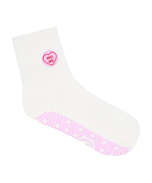 Nahaufnahme des elastischen Bündchens und des rosa Schriftzugs