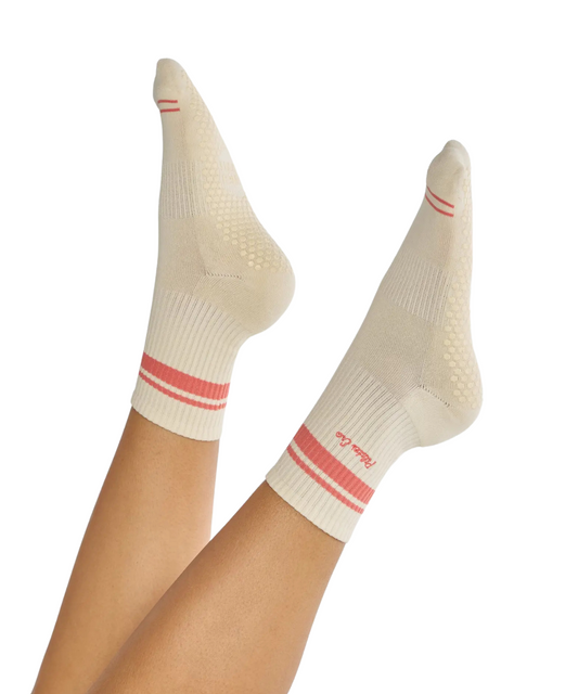 Seitenansicht im Tragebild – blushfarbene Socken mit Retro-Streifen