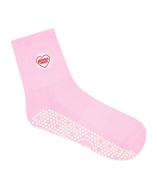 Rosa Crew-Socken mit weißem „Pilates Mom“-Herzlogo auf dem Knöchel
