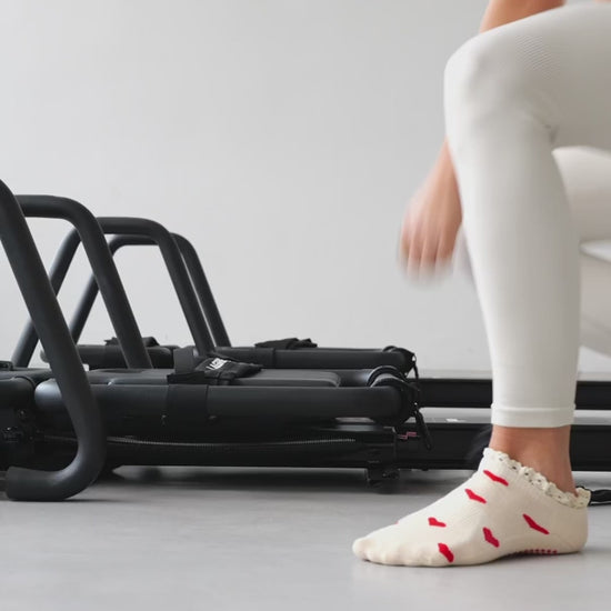 LaBE Socks in Action - bester Grip während Deinem Lagree oder Reformer Pilates Training