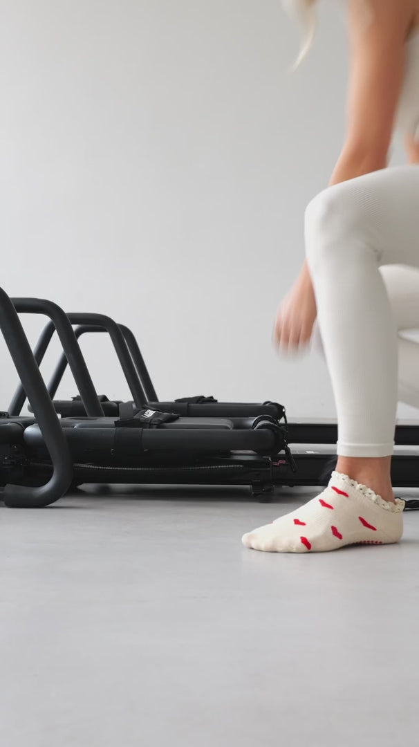 LaBE Socks in Action - bester Grip während Deinem Lagree oder Reformer Pilates Training