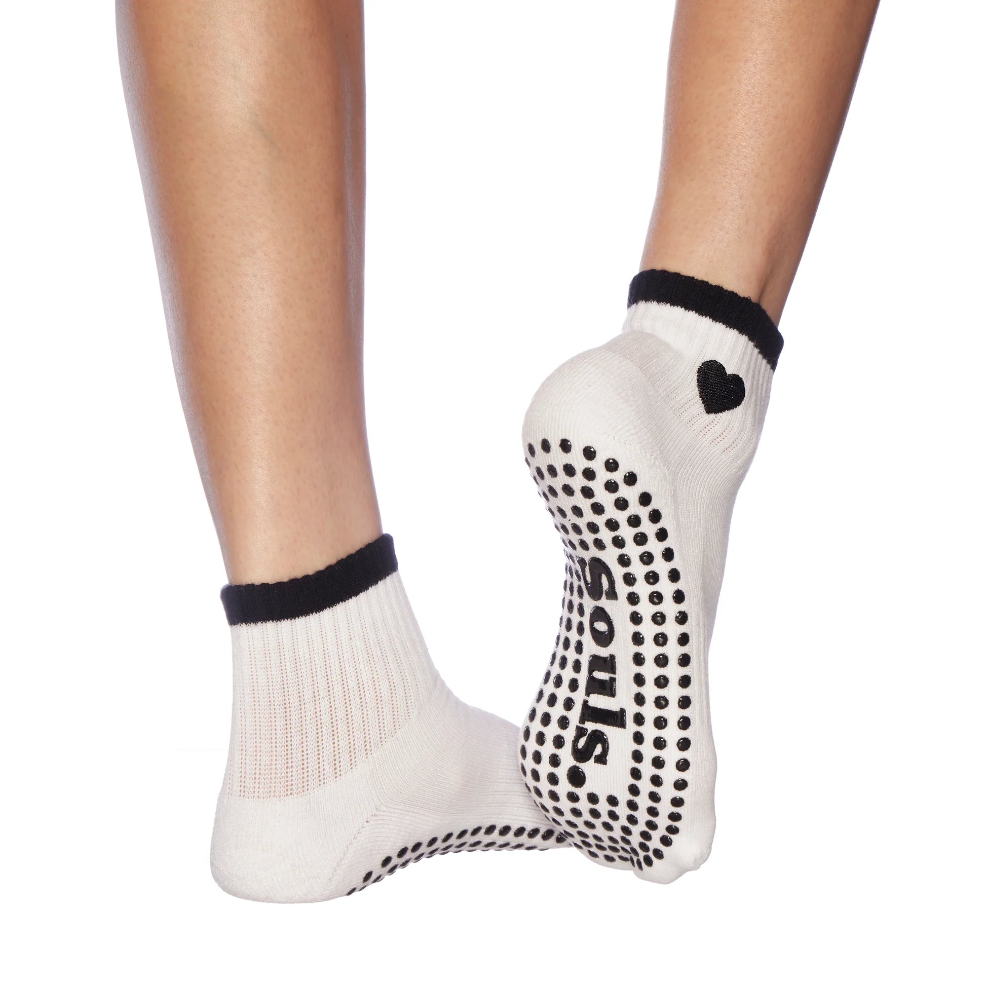 Stylische Pilates Socken mit schwarzem Herz-Motiv – rutschfest & bequem