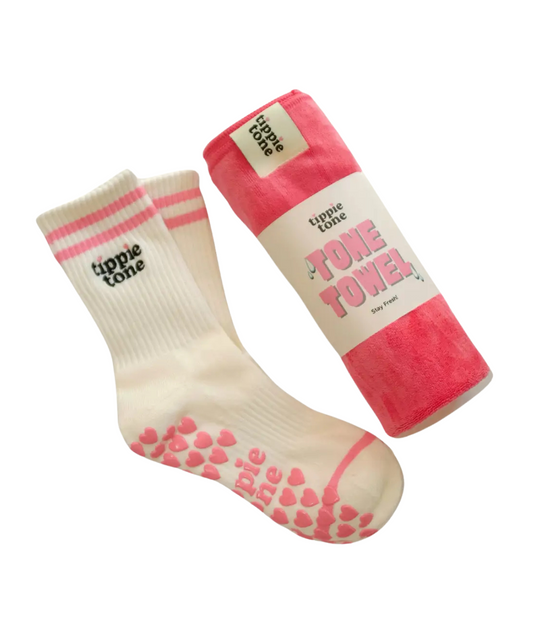 Set bestehend aus pinken Grip Socks und Mikrofaser-Handtuch