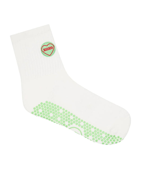 Weiße Crew-Socken mit rosa „XOXO“-Schriftzug und rutschfester Sohle